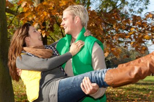 junges liebespaar im herbst